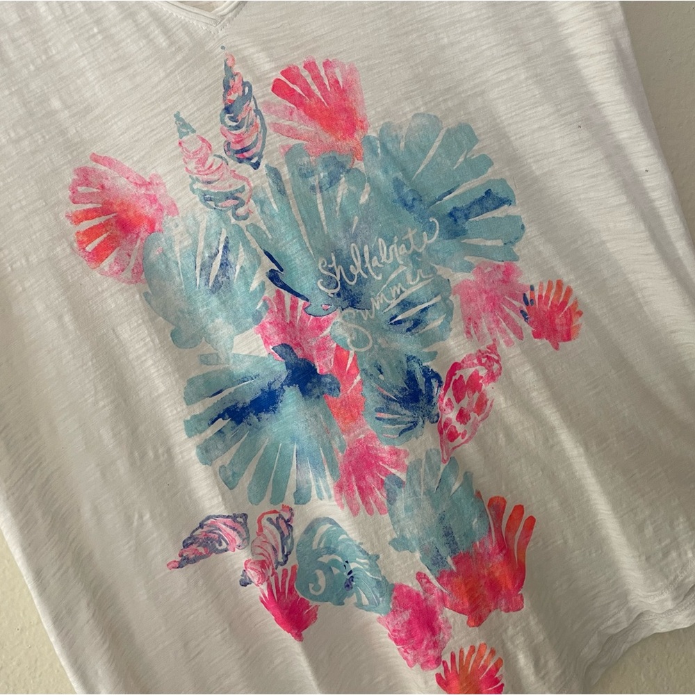 🐚 Lilly Pulitzer V-Neck Colie Top Graphic Tee ~ Shellabrate Summer w/ Tags 🏷️ - Picture 12 of 14